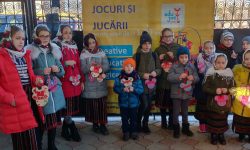(FOTO) Un atelier din satul Floreni așteaptă colindători! Oferă jucării educative în loc de bani și dulciuri