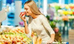 Povara în creştere a mâncării scumpe: americanii fac coadă la băncile de alimente, britanicii iau cu asalt discounterii