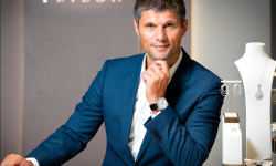 Visa să devină pilot militar, dar a creat cel mai mare lanţ de bijuterii din România. Cum a devenit antreprenor