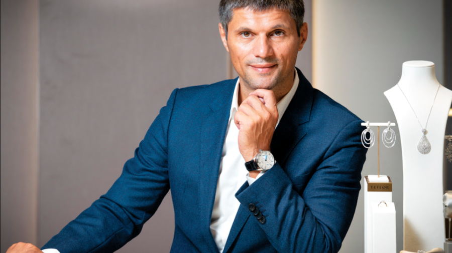 Visa să devină pilot militar, dar a creat cel mai mare lanţ de bijuterii din România. Cum a devenit antreprenor