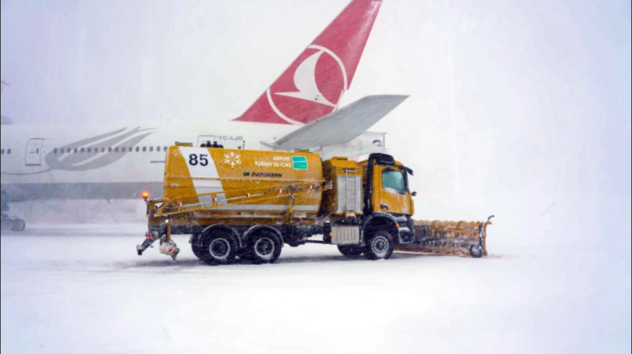 Ninsoarea abundentă din Istanbul ține avioanele la sol, întroienite. Zborurile din și spre Chișinău sunt anulate