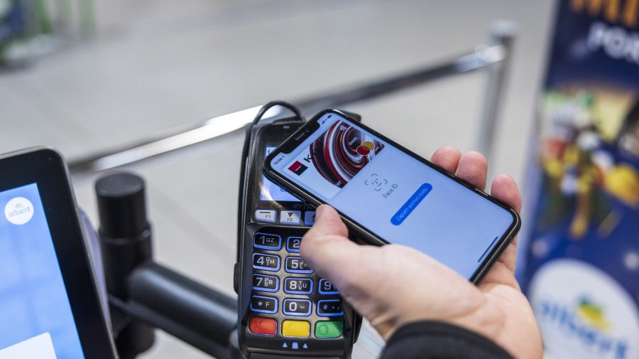 Apple vrea să transforme iPhone-urile în dispozitive de plăţi