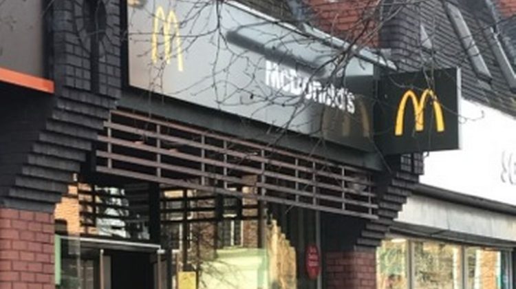 „Am fost șocați”! Angajații unui McDonald’s au interzis unor fermieri să intre încălțați în restaurant