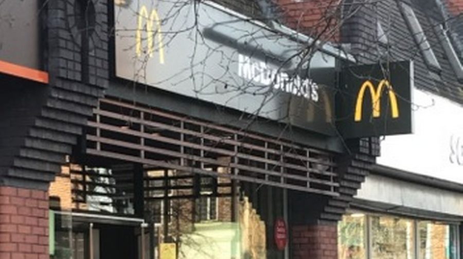 „Am fost șocați”! Angajații unui McDonald’s au interzis unor fermieri să intre încălțați în restaurant