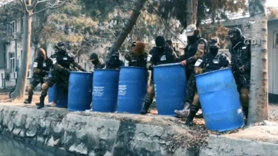 Momentul în care talibanii au aruncat 3.000 de litri de alcool într-un canal din Kabul