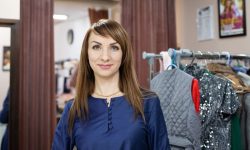 (FOTO) Pasiunea pentru păpuși a inspirat-o să dezvolte o afacere în designul hainelor. UE i-a oferit suport