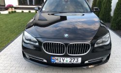 (FOTO) Barter neobișnuit: Un BMW Seria 7 pentru 200 de tone de porumb