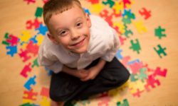 Un tată din România a lansat o aplicație mobilă de depistare a autismului la copii. Poate fi descărcată gratuit