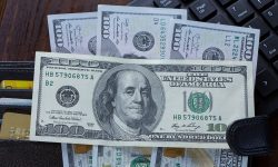 Dolarul este la un pas de a trece pragul psihologic de 18 lei. Cât va costa mâine 1 USD