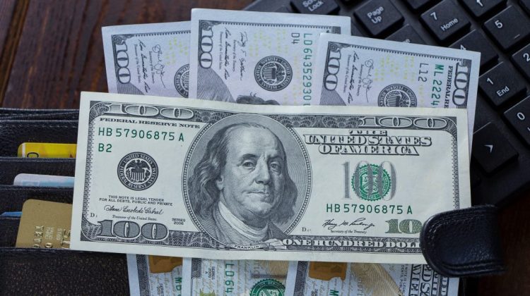 Dolarul este la un pas de a trece pragul psihologic de 18 lei. Cât va costa mâine 1 USD