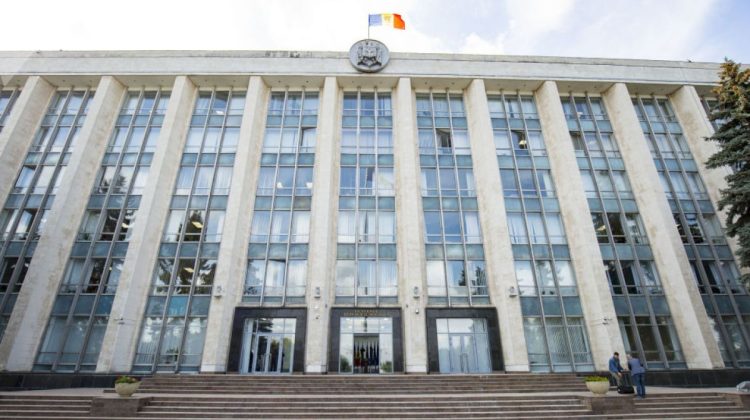 Chef pe timp de ciumă la Orhei! Guvernul: Deciziile de a face petreceri și a scoate elevii la școală – ilegale