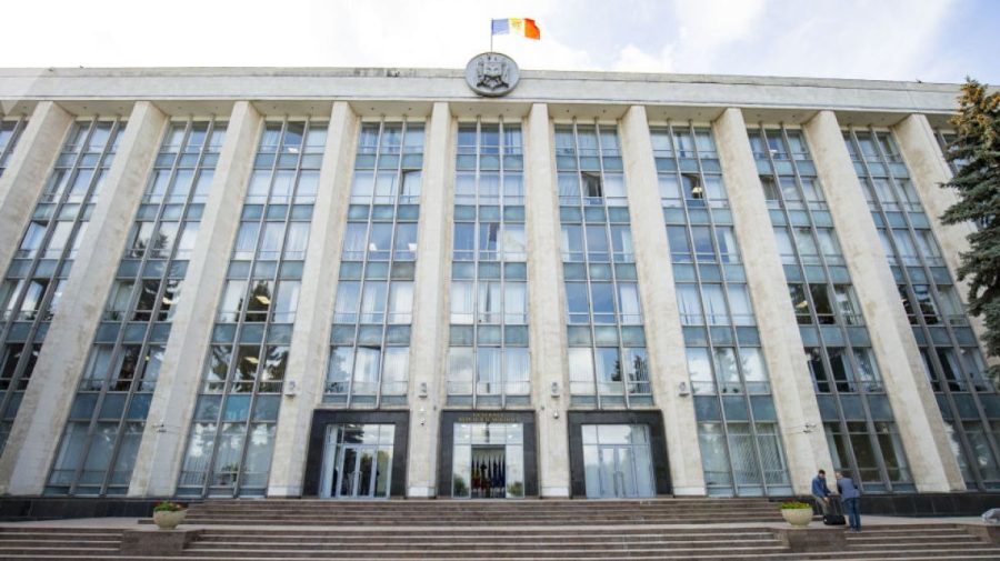 Chef pe timp de ciumă la Orhei! Guvernul: Deciziile de a face petreceri și a scoate elevii la școală – ilegale