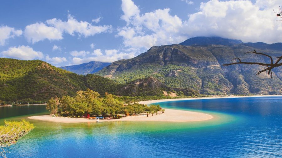 Cehii cumpără masiv vacanţe în Turcia pe fondul prăbuşirii lirei. Cu cât au crescut vânzările