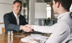 Cum să răspunzi la cea mai incomodă întrebare la interviul de angajare: Vorbește-mi despre tine