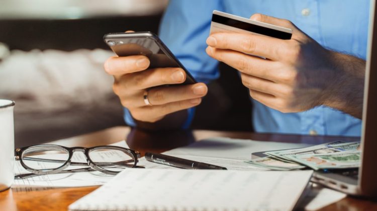 Beneficiarii de pensii, care dețin carduri bancare, îşi pot ridica banii