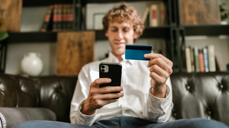 Portmoneul digital VB24 Pay. Vezi multitudinea de avantaje de care poți beneficia