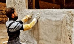 (FOTO) O companie din Comrat construiește case din panouri de lemn, umplute cu paie. Prețul pentru un metru pătrat