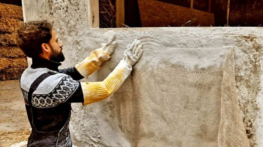 (FOTO) O companie din Comrat construiește case din panouri de lemn, umplute cu paie. Prețul pentru un metru pătrat