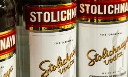 Vodca „Stolichnaya” își schimbă numele. Anunțul miliardarului din spatele companiei