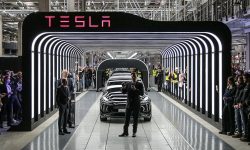 (VIDEO) Elon Musk și cancelarul Germaniei au inaugurat prima fabrică Tesla din Europa. Vezi cum a dansat miliardarul