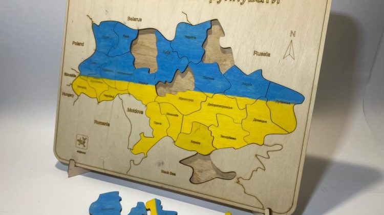 (VIDEO) O companie de la noi produce jucării gratuite pentru copiii refugiați. Voluntarul din Germania care îi ajută