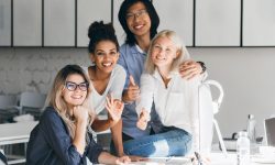 Beneficiile de a angaja o persoana din alta țară