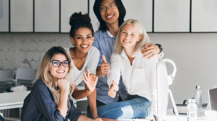 Beneficiile de a angaja o persoana din alta țară