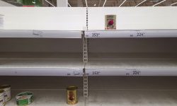 Prețurile cresc ca pe drojdii în Rusia. Kremlinul le spune oamenilor să nu se mai îngrămădească la magazine