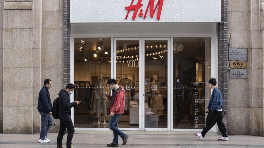 H&M suspendă temporar toate vânzările în Rusia