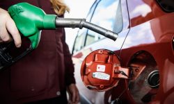 Prețuri nemaivăzute la carburanți! Un litru de benzină costă aproape 27 de lei, motorina s-a scumpit cu doi lei