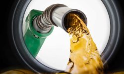 Ruşii rămân cu un pas înaintea sancţiunilor. Rafinatorii ascund originea petrolului, iar o parte ajunge în America