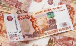 Putin afirmă că economia rusă este „stabilă”. Rubla îl contrazice, iar UE propune noi sancțiuni