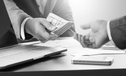 Lăcomia bancherilor pusă pe pauză! Scandaloasa lege care limitează tranzacțiile cash retrasă pentru consultări