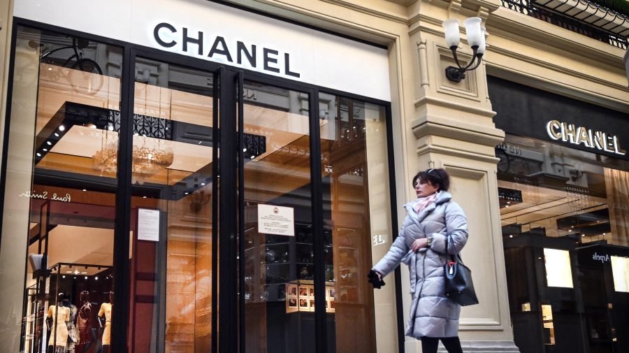 (VIDEO) Chanel restricționează vânzările de mărfuri de lux către rușii din străinătate. Mai mulți bloggeri protestează