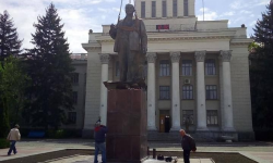 Rusia șterge identitatea ucraineană. Magazine cu patroni ruși, plata în ruble, iar statuia lui Lenin revine pe soclu