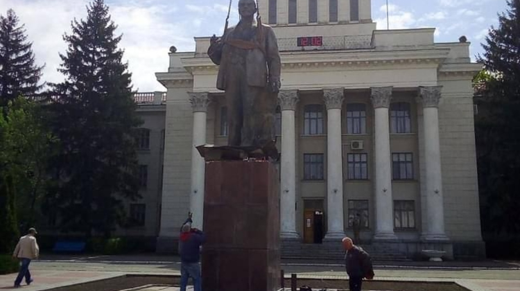 Rusia șterge identitatea ucraineană. Magazine cu patroni ruși, plata în ruble, iar statuia lui Lenin revine pe soclu