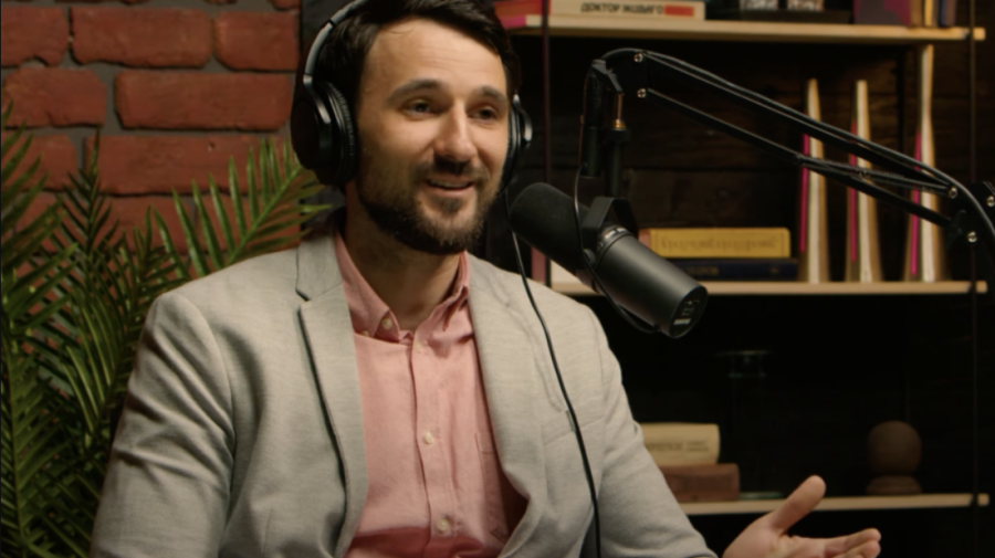 (VIDEO) Un bucătar moldovean a vândut o rețetă de morcov caramelizat cu 1000 de euro unui om putred de bogat din China