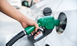 Motorina se ieftinește cu 48 de bani, iar benzina cu 17 bani. Prețurile la carburanți în weekend