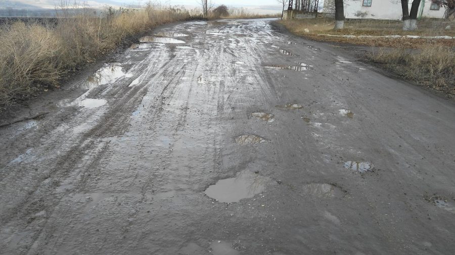 De râs și de plâns! Bugetul de stat papă banii șoferilor. Drumurile ciuruite de gropi au ajuns la aproape 50%