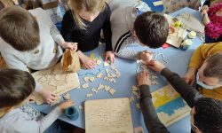 Întreprinderea socială EduJoc lansează o campanie europeană de strângere de fonduri pentru copiii refugiați. Cum donezi