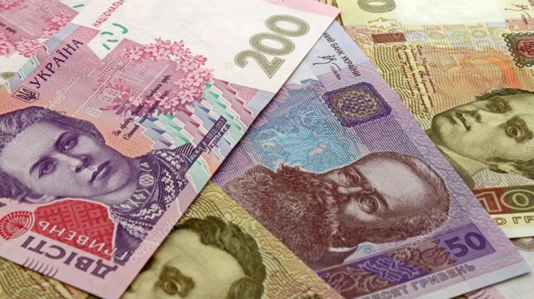 Comisia Europeană a propus ca refugiaţii ucraineni să îşi poată converti hrivnele în euro