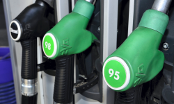 Benzina se ieftinește cu 2 bani, iar motorina cu 4. Cât va costa mâine un litru de combustibil