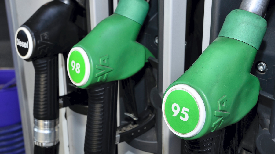 Benzina se ieftinește cu 2 bani, iar motorina cu 4. Cât va costa mâine un litru de combustibil