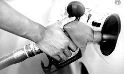 Benzina se ieftinește cu 0,01 lei, iar motorina rămâne la același preț. Cât vor costa marți carburanții