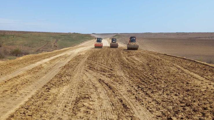 Marea tergiversare! Drumul de ocolire a satului Slobozia Mare avansează cu viteza melcului