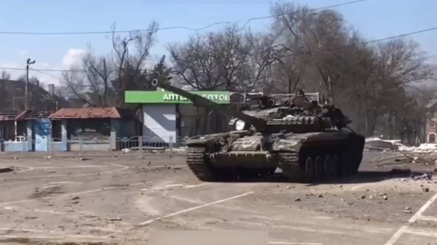 Un tanc rusesc, filmat când făcea drifturi în orașul distrus Mariupol