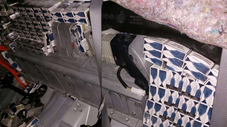 Ascundea pachete de țigări în portiera din spate a unui automobil Toyota Avalon. Urmau să ajungă în România