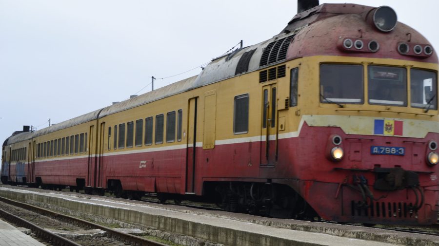 Nu e glumă… doar bătaie de joc! Trenurile Moldovei, mai lente ca trotineta electrică