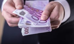 Războiul de la graniță și scumpirile îi îngrijorează pe moldoveni! Au vândut mai puțini euro și dolari
