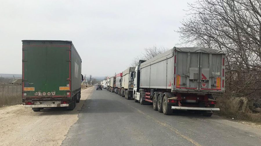 Coșmar la vămile din vestul țării! S-au format cozi interminabile de camioane cu cereale. Se stă și câte șapte zile